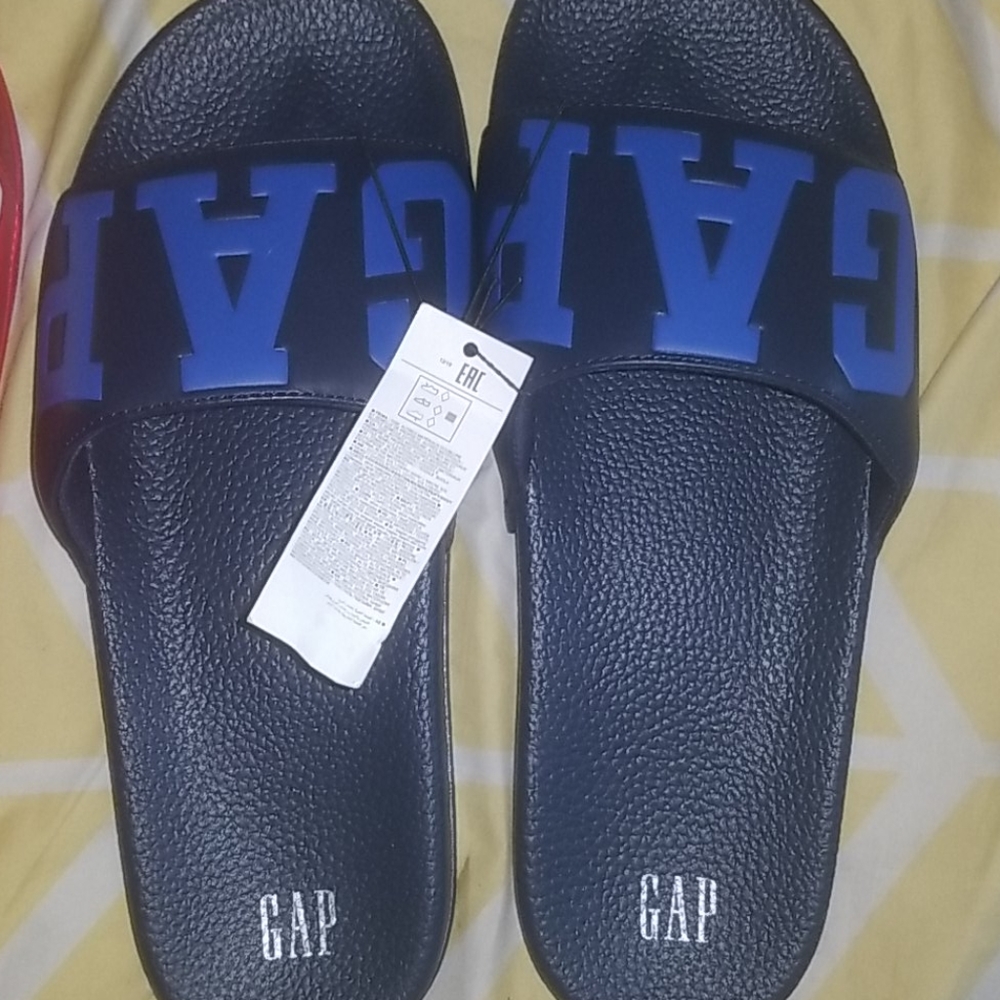 GAP logo slides one pair only RED